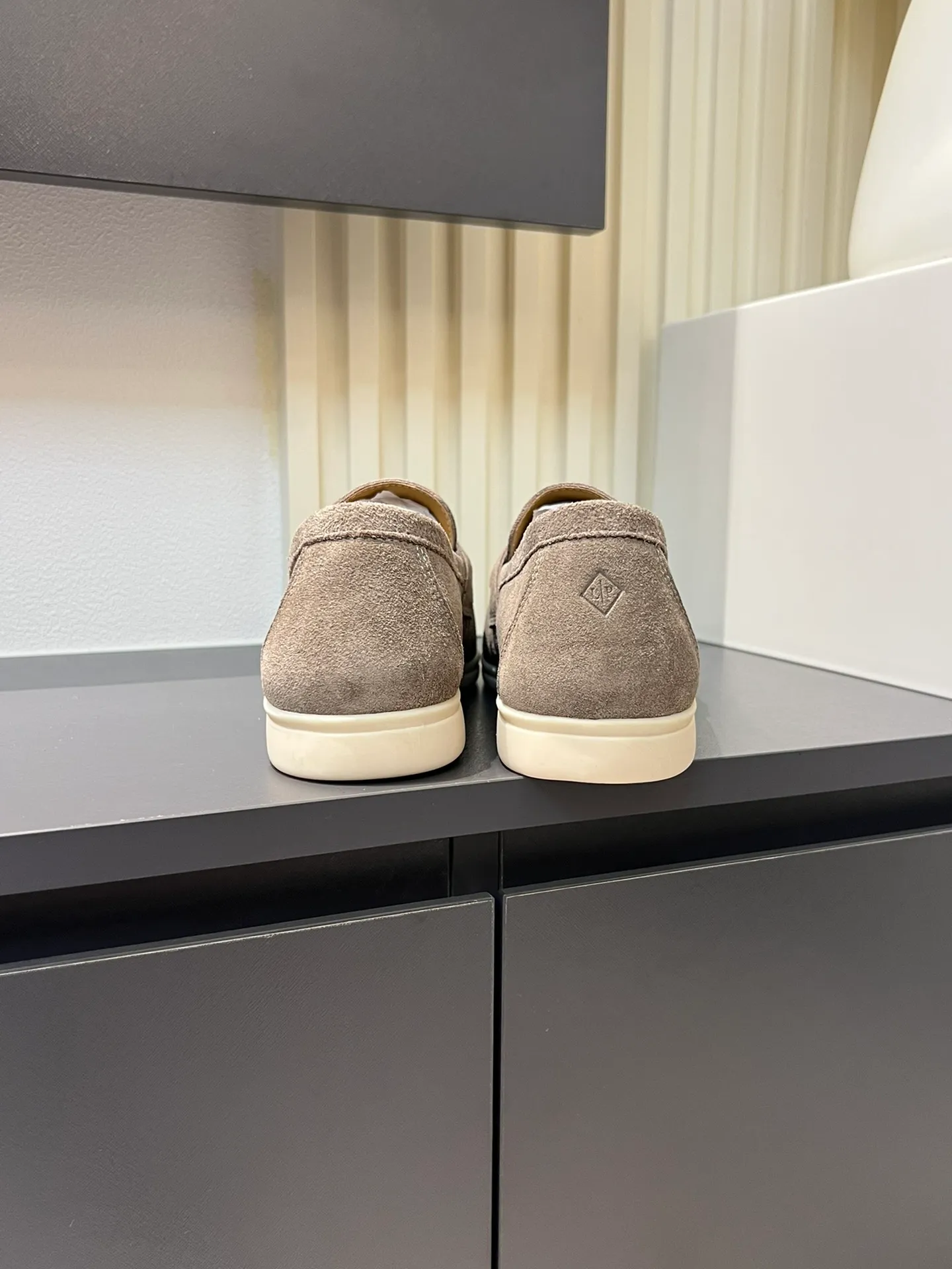 Men's shoes 💰p360 "Loro men's shoes 💰pian'*" Classic L men's shoes for couples 💰p Top version British flat loafers, a must-have item in old money style, the minimalist design is eye-catching and durable, a plus point for dressing The soft foot feel and texture are outstanding. They don’t scratch your feet and are very nice. They are matched with soft and waxy soles. They can be worn daily for a long time without getting tired. They are easy to wear, versatile and classic items, with perfect foot feel and texture! Imported cashmere fabric, the lining is made of imported A-grade water-dyed cow lining, the top version of the genuine leather midsole is sewn with pure handmade mark thread! Size: Female 35-40 (34. Customized) Male 38-44 (45.46. Customized)
